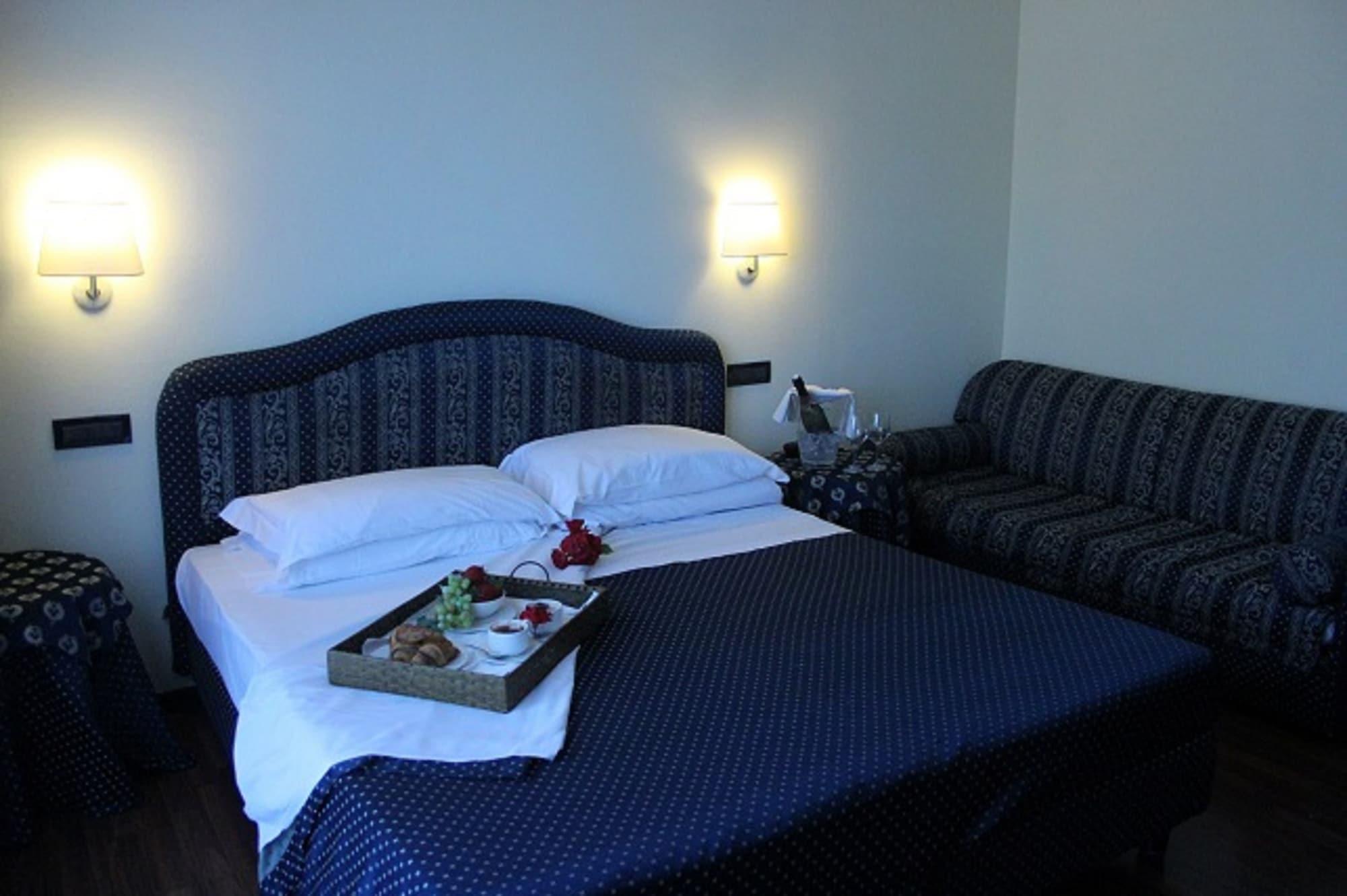 סירמיונה Yachting Hotel Mistral מראה חיצוני תמונה