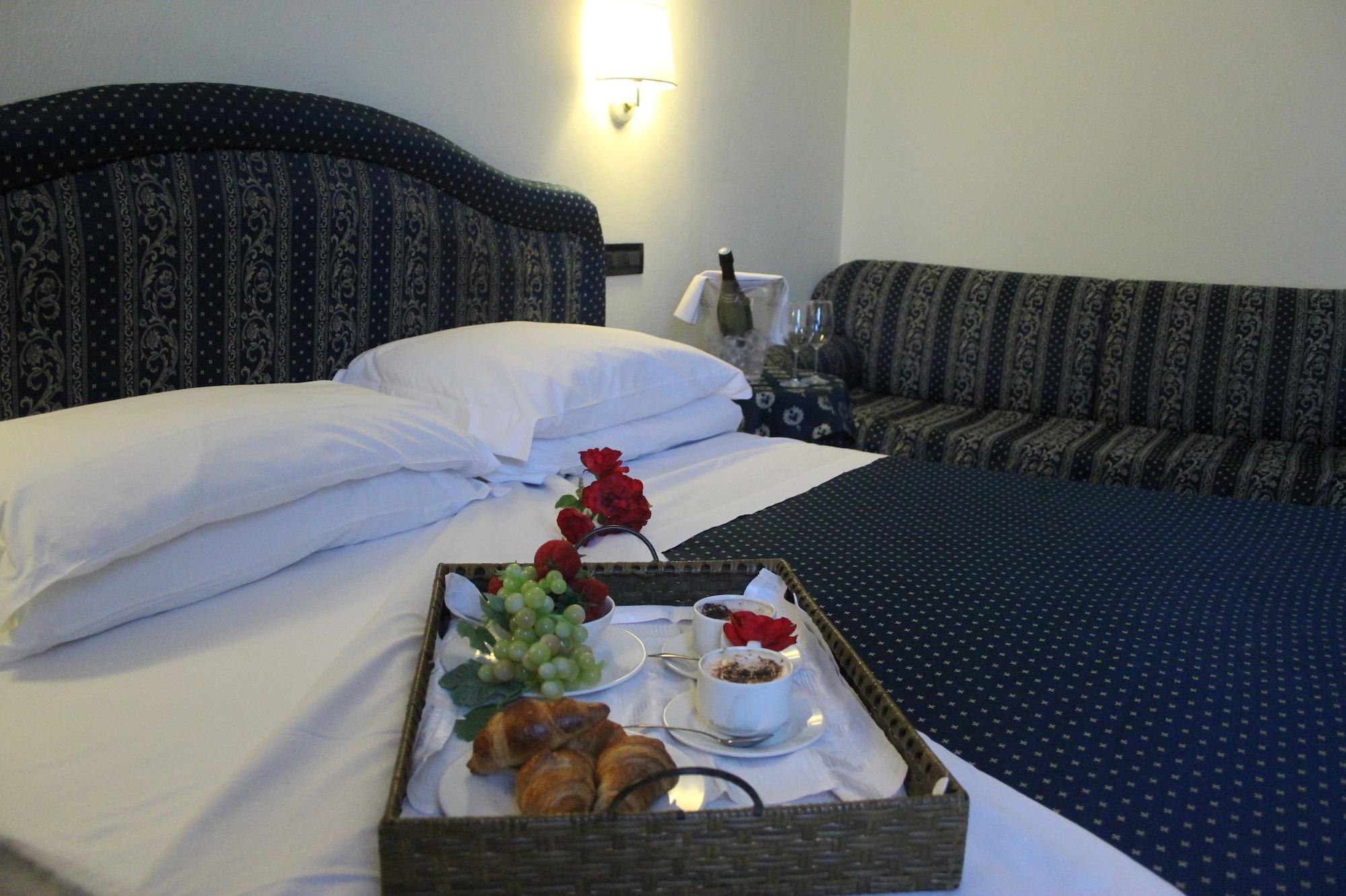 סירמיונה Yachting Hotel Mistral מראה חיצוני תמונה