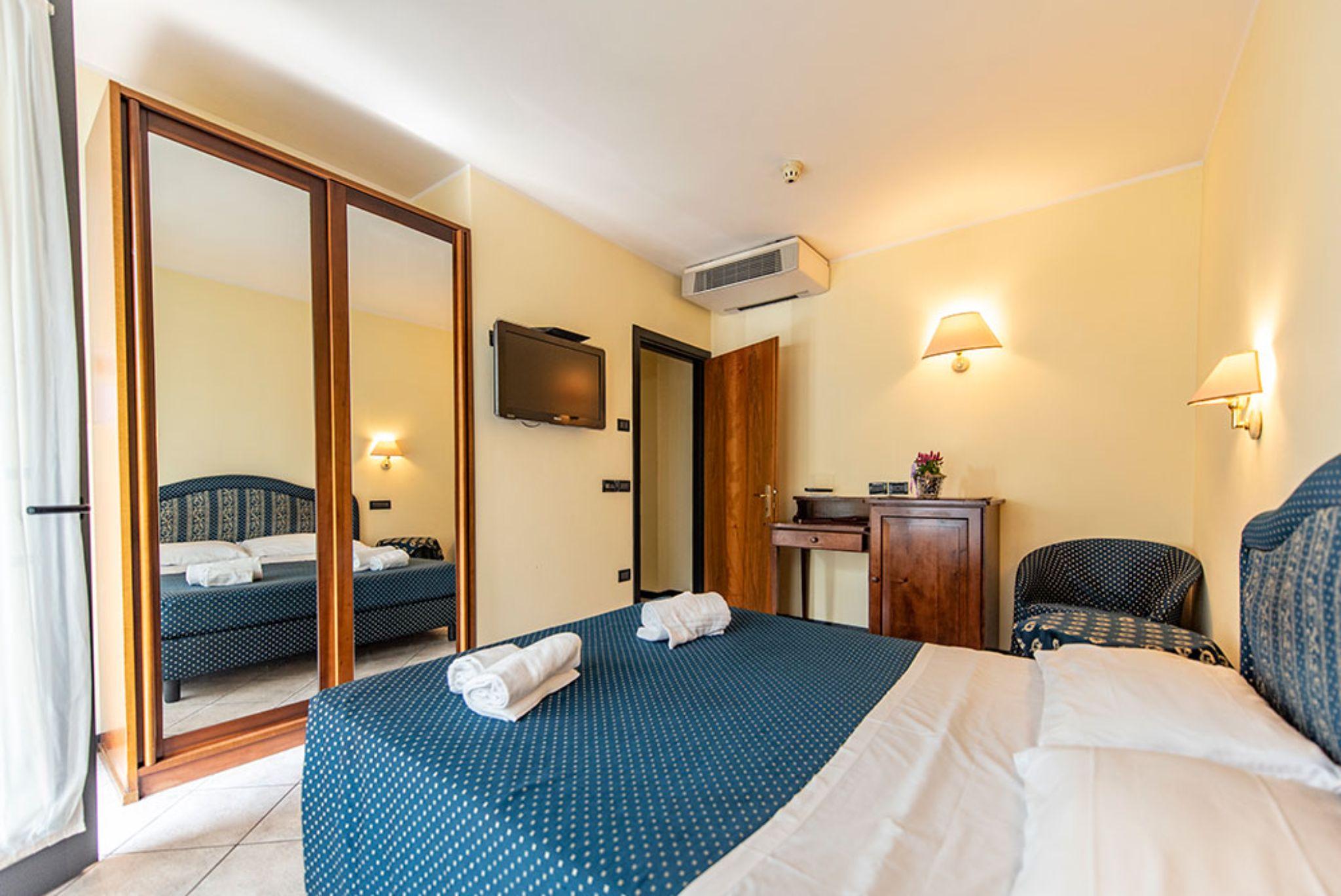 סירמיונה Yachting Hotel Mistral מראה חיצוני תמונה