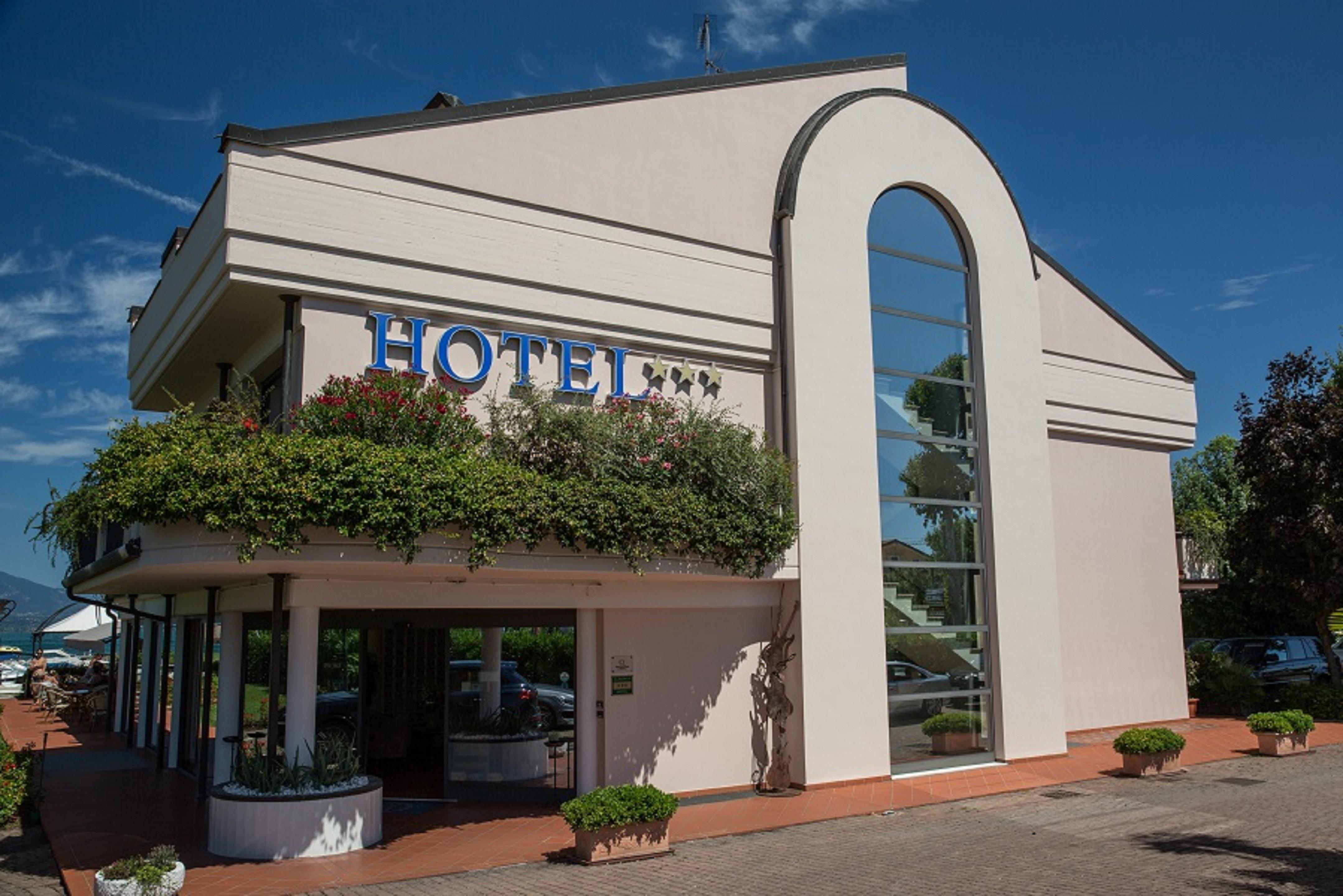 סירמיונה Yachting Hotel Mistral מראה חיצוני תמונה