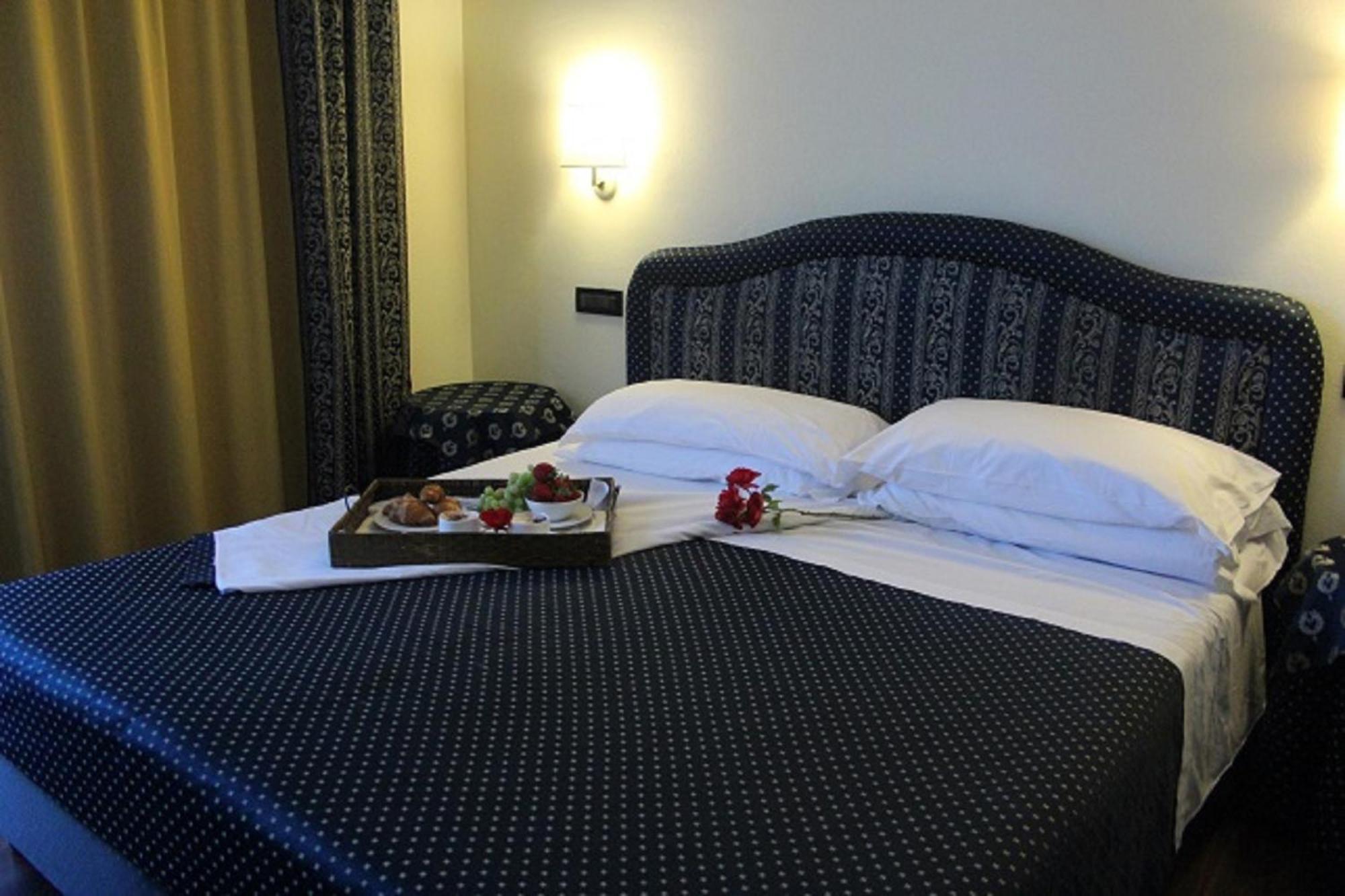סירמיונה Yachting Hotel Mistral מראה חיצוני תמונה