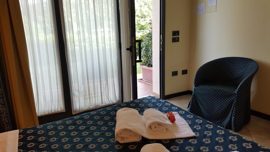 סירמיונה Yachting Hotel Mistral מראה חיצוני תמונה